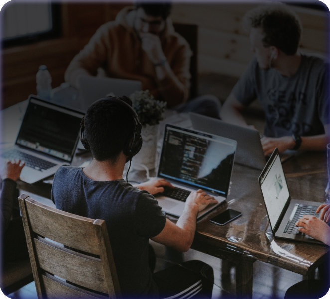 Разработчики в работе